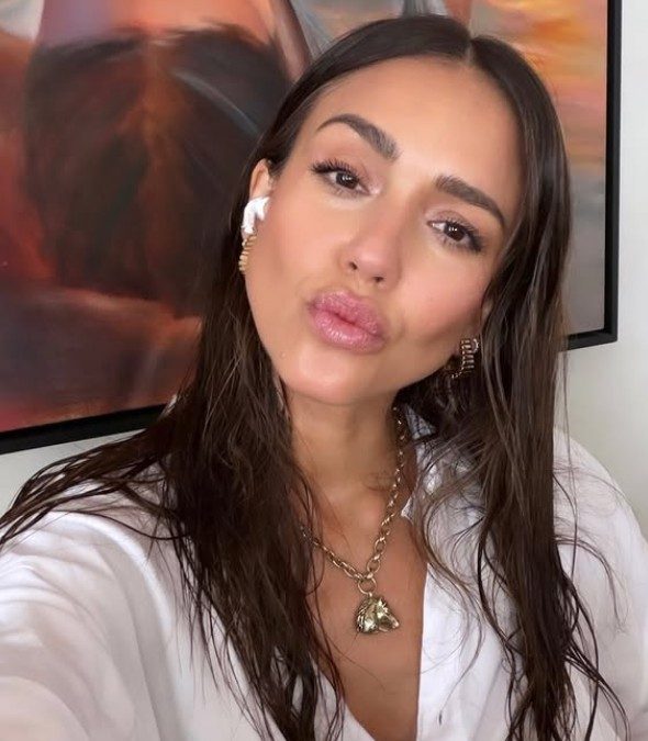 Saiba mais, a seguir, sobre Jessica Alba. Nascida em 28 de abril de 1981, em Pomona, Califórnia, a atriz ficou conhecida por atuar em diversos filmes de sucesso nos anos 2000. Filha de um mexicano-americano que integrou a Força Aérea dos Estados Unidos e de uma mãe com ascendência dinamarquesa e francesa, Alba passou parte da infância e adolescência se mudando com frequência por causa do trabalho do pai. 
