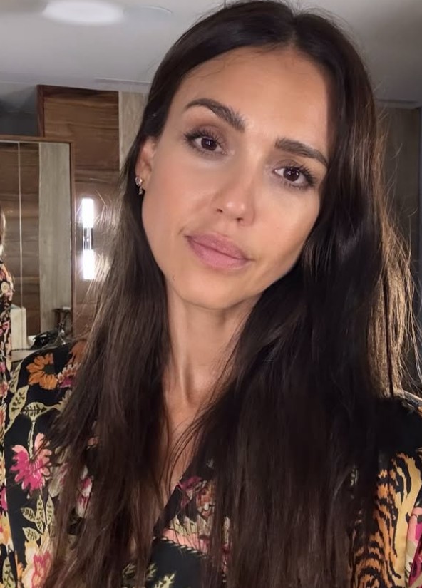 Jessica Alba completou 45 anos no dia 28 de abril de 2026 e, ao contrário de muitos artistas que tentam permanecer em evidência em Hollywood, a atriz decidiu se manter mais afastada de Hollywood por escolha própria, já que, após o nascimento dos filhos, ela afirmou que já não via sentido em passar longas horas nos sets de gravação. Em entrevista à 'Romper', ela explicou que os problemas de saúde que enfrentou quando criança também influenciaram sua decisão de priorizar a família e aproveitar mai -  (crédito: Reprodução / Instagram)