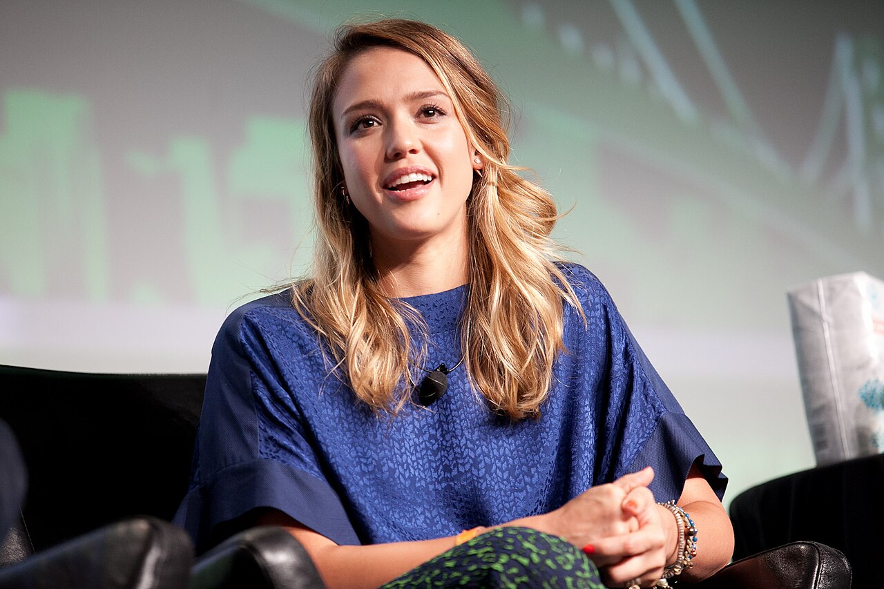 Além da carreira de atriz, Alba também é empresária. Em 2011, ela co-fundou a 