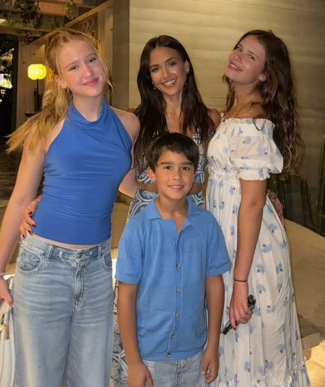 A atriz tem três filhos com Cash Warren: as filhas Honor Marie, nascida em junho de 2008, e Haven Garner, nascida em agosto de 2011, além do filho Hayes, nascido em dezembro de 2017. Alba e Warren se conheceram durante as gravações de 