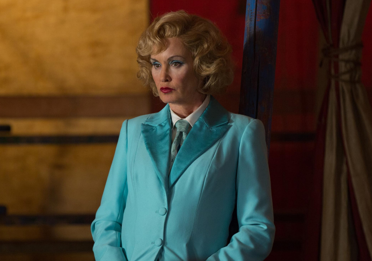 No entanto, após quatro temporadas consecutivas e de vencer o Emmy, Lange decidiu deixar a série e focar em outros projetos devido ao longo período de gravação, que geralmente durava seis meses, e ao ritmo intenso de trabalho. Depois, ela chegou a fazer uma pequena participação na 8ª temporada, novamente como Constance Langdon.
