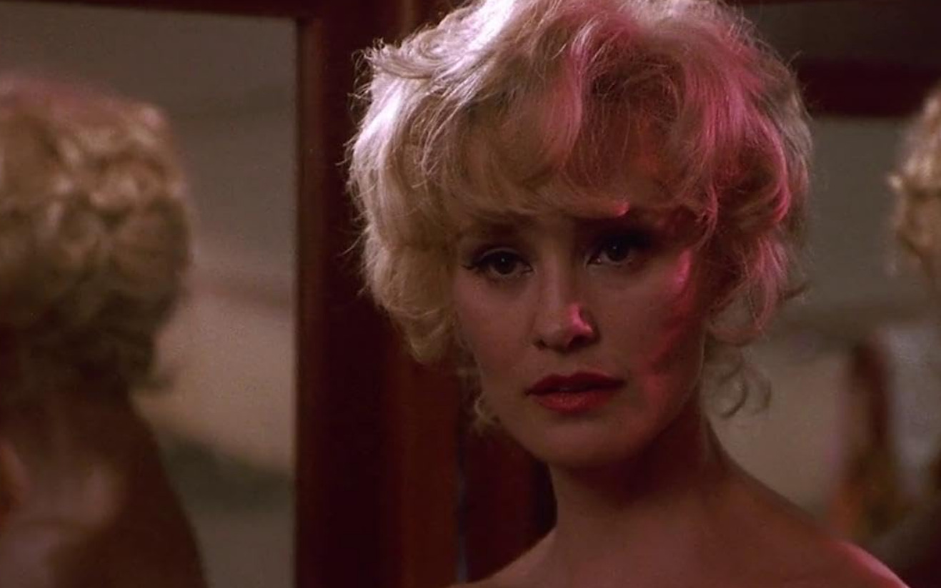 Jessica Lange venceu novamente o Oscar em 1995, desta vez como Melhor Atriz, por sua atuação em “Céu Azul”, no qual interpreta Carly Marshall em um drama de época sobre uma família que, ao se mudar para uma base militar, acaba envolvida em um encobrimento relacionado a testes com bombas nucleares.
