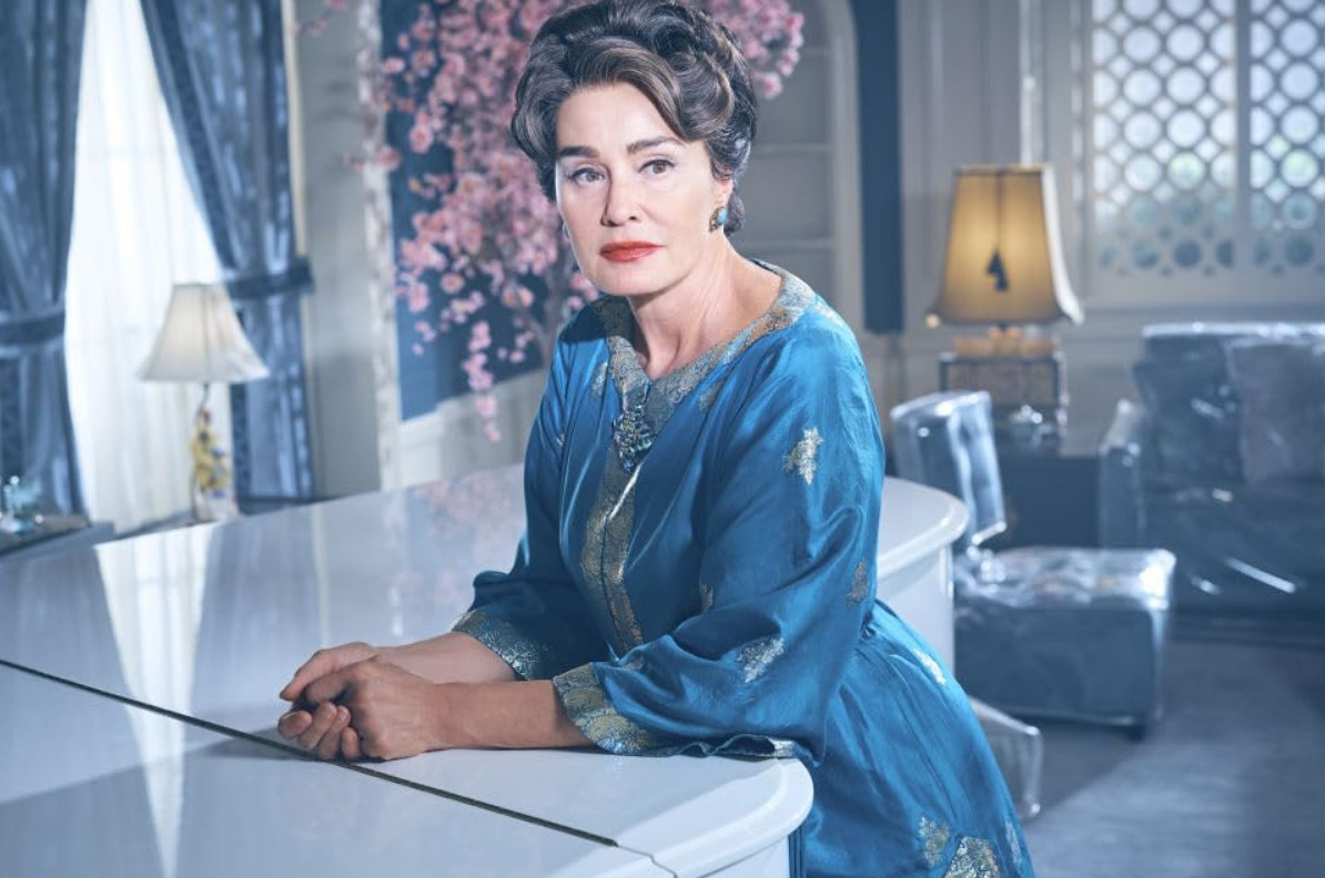 Na televisão, também estrelou a primeira temporada de “Feud: A Disputa”, outra série antológica de Ryan Murphy, que retrata rivalidades entre celebridades. Nela, interpretou Joan Crawford, em uma história centrada no conflito com Bette Davis, vivida por Susan Sarandon.
