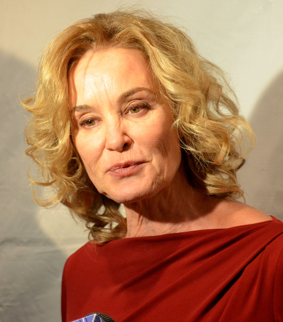 Saiba mais, a seguir, sobre Jessica Lange. Nascida em 20 de abril de 1949, em Minnesota, nos Estados Unidos, ela é uma atriz premiada, conhecida por sua versatilidade e atuações em produções como “King Kong”, “Tootsie”, “O Destino Bate à Sua Porta”, “O Show Deve Continuar”, “American Horror Story” e “Feud: A Disputa”.
