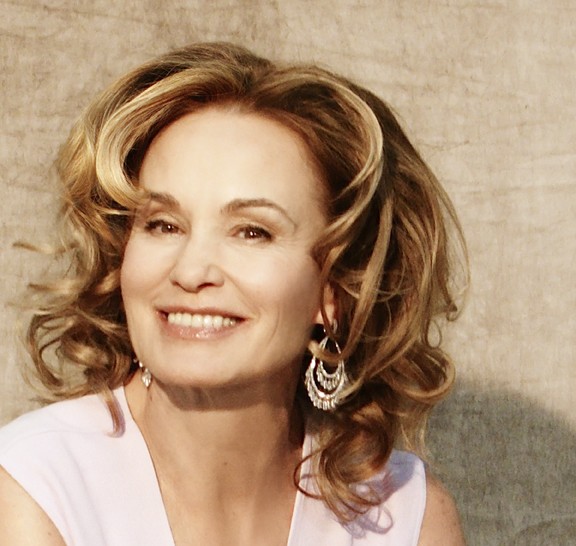 Jessica Lange também construiu uma carreira de sucesso no teatro. Estreou na Broadway em 1992, no papel de Blanche DuBois em “A Streetcar Named Desire”. Entre 2000 e 2001, atuou no West End de Londres como Mary Tyrone, em “Long Day’s Journey into Night”, de Eugene O’Neill. Em 2016, recebeu seu primeiro Tony Award ao reprisar esse papel em uma nova montagem da Broadway da mesma peça.
