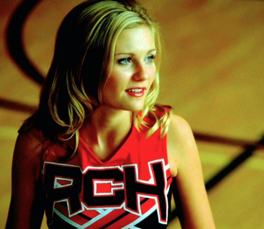 Nos anos 2000, Kirsten Dunst estrelou vários filmes de sucesso entre o público jovem. Um dos principais foi “As Apimentadas”, no qual interpretou a líder de torcida Torrance Shipman. O longa se tornou um fenômeno adolescente e deu origem a uma franquia cinematográfica de sucesso.
