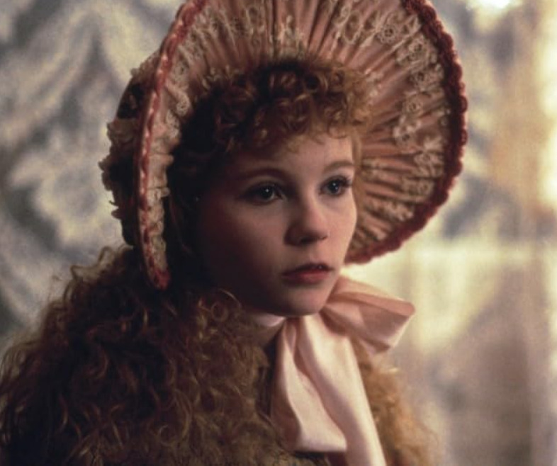 Depois de alguns papéis menores em produções para a TV, a carreira de Kirsten decolou a partir de 1994. Aos 12 anos, ela conseguiu seu primeiro papel de destaque no terror gótico “Entrevista com o Vampiro”, adaptação do livro de Anne Rice. No longa, ela interpretou Claudia, uma garota transformada em vampira pelos personagens de Tom Cruise e Brad Pitt. A atuação garantiu a ela uma indicação ao Globo de Ouro na categoria de Melhor Atriz Coadjuvante.
