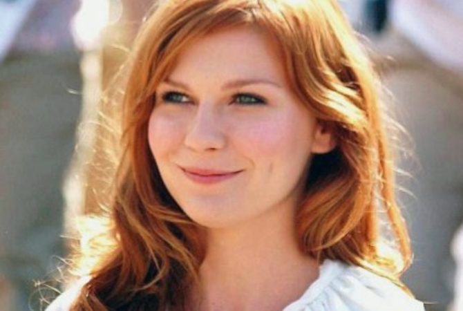 Kirsten Dunst aparece de cabelo ruivo durante passeio em Los Angeles