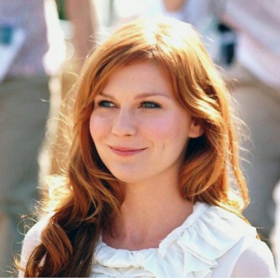 Kirsten Dunst apareceu com os cabelos ruivos ao sair para resolver alguns compromissos no dia 18 de abril, em Los Angeles. A nova coloração do cabelo chamou atenção na internet, já que fez muitos fãs relembrarem a época em que ela usava essa mesma cor para interpretar Mary Jane nos filmes originais de “Homem-Aranha”. Entretanto, até o momento, não se sabe quando ou por que Kirsten mudou a cor do cabelo. Quando compareceu à cerimônia do Oscar 2026, em março, ela ainda estava com os cabelos loiros -  (crédito: Wikimedia Commons / Georges Biard )