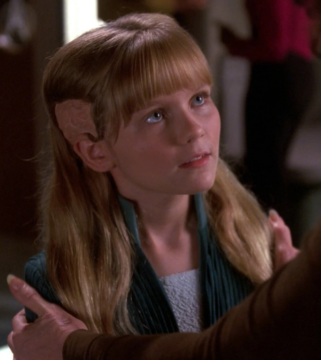 Saiba mais, a seguir, sobre Kirsten Dunst. Nascida em 30 de abril de 1982, em New Jersey, a atriz possui cidadania alemã e americana. Ainda criança, iniciou a carreira como modelo em campanhas publicitárias e comerciais de TV e começou a atuar no cinema aos 6 anos. Após a separação dos pais, se mudou para Los Angeles com a mãe para investir na carreira artística, embora mais tarde tenha afirmado que nunca sonhou em se tornar uma estrela de Hollywood.