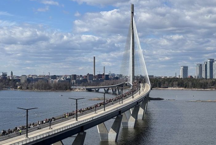 Ponte Kruunuvuorensilta, Helsinque, Finlândia - Wikimedia Commons/Roopeank