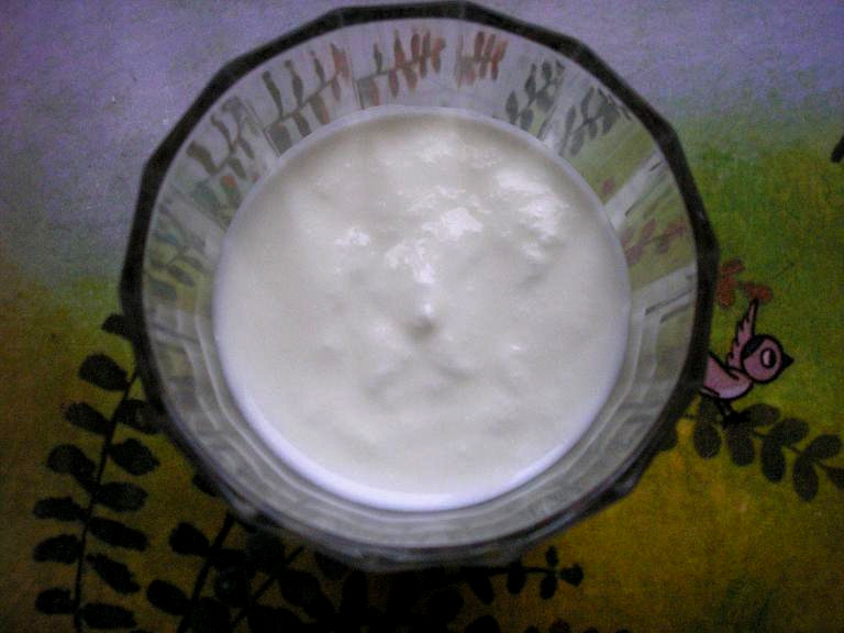 O suurpiim nasceu como solução para conservar o leite em regiões frias da Estônia. A fermentação transformava o alimento em algo durável e seguro para consumo. Com o tempo, essa prática se consolidou como parte da tradição alimentar e da memória coletiva.