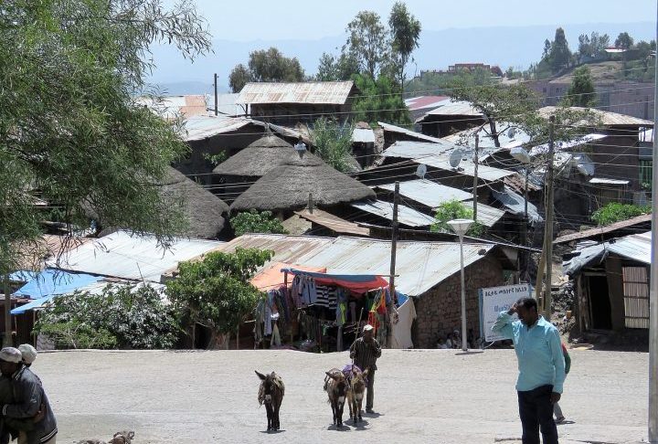 Lalibela é uma pequena cidade montanhosa localizada no norte da Etiópia, conhecida mundialmente por seu extraordinário conjunto de igrejas escavadas na rocha. Situada a cerca de 2.500 metros de altitude, a cidade integra a região de Amhara e guarda um dos mais impressionantes patrimônios religiosos do mundo. Chamada anteriormente de Roha, a cidade recebeu o nome atual em homenagem o rei Gebre Meskel Lalibela, governante da dinastia Zagwe no século 12, responsável pela construção do complexo que  -  (crédito: Flickr - Chuck Moravec)