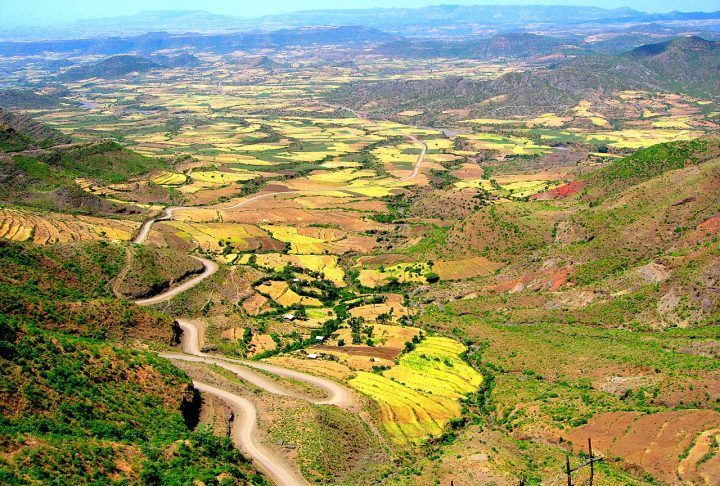 O acesso à cidade, embora mais fácil hoje do que no passado graças a melhorias na infraestrutura e à ampliação das conexões aéreas, ainda exige certo planejamento, pois envolve deslocamentos por estradas sinuosas que cortam áreas montanhosas ou a utilização de voos regionais que conectam a cidade a centros urbanos maiores do país.