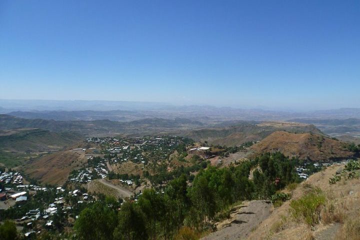 Segundo a tradição etíope, Lalibela teria sido concebida como uma “Nova Jerusalém”, após a conquista da Jerusalém original pelos muçulmanos no século 12, o que dificultou as peregrinações cristãs. O projeto arquitetônico buscou recriar simbolicamente lugares sagrados, com rios e passagens que evocam referências bíblicas. A cidade se tornou, desde então, um dos principais destinos de peregrinação da Igreja Ortodoxa Etíope.