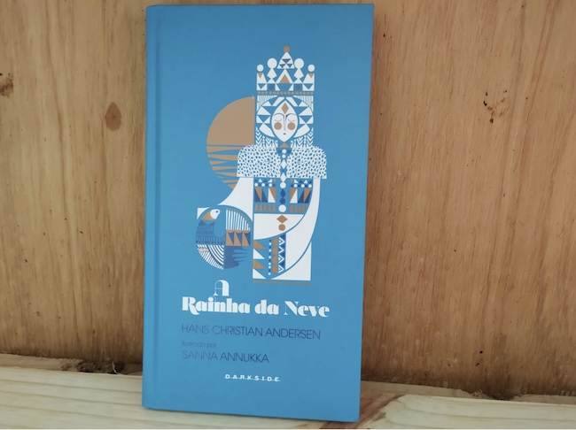 Inspirado livremente no conto “A Rainha da Neve”, publicado pelo escritor Hans Christian Andersen em 1844, o filme trouxe uma abordagem emocional centrada no amor as irmãs Elsa e Anna.