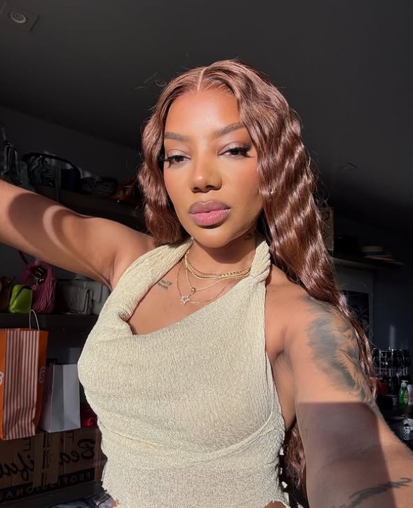 Ela começou a cantar aos oito anos de idade em rodas de pagode e iniciou sua carreira musical em 2012, quando passou a se apresentar sob o nome artístico MC Beyoncé. Nessa época, começou a ganhar destaque no cenário do funk carioca e uma das suas primeiras músicas que estourou no país foi o funk 