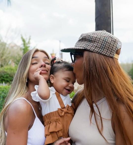 Brunna também usou as redes sociais para homenagear a esposa. A dançarina compartilhou uma foto em que aparece ao lado da aniversariante e escreveu uma mensagem: “Hoje é o dia do meu amor em forma de pessoa. Ludmilla é alegria, é força, é honestidade, é lealdade, é família, é risada, é trabalho, ao mesmo tempo que é furacão é calmaria, é aquela pessoa que só de você ter por perto tem o poder de melhorar seu dia. Que privilégio ter isso todos os dias ao meu lado. A nossa história tem muita parcer