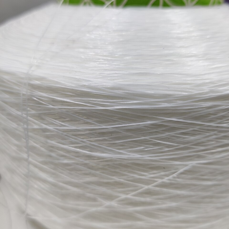 A lycra é uma fibra totalmente sintética, ou seja, todos os seus componentes são produzidos em laboratório. Embora algumas matérias-primas tenham origem orgânica, elas passam por tantas transformações químicas que perdem a propriedade original. A fabricação ocorre por meio de processos químicos complexos, que transformam polímeros em fibras elásticas e o método mais utilizado no mundo é a fiação a seco por solução, responsável por mais de 90% da produção.
