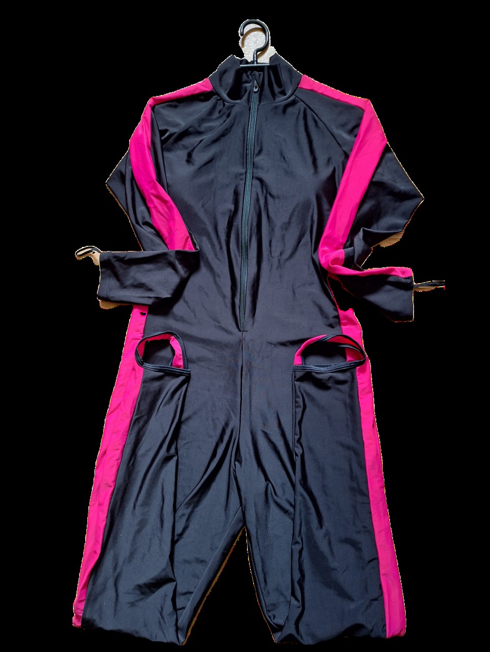 Inventado em 1959 por Joseph Shivers, da empresa DuPont, o elastano transformou a indústria têxtil ao permitir roupas mais ajustadas e confortáveis. Sua composição com poliuretano garante elasticidade e resistência. Por isso, ele é muito usado em roupas esportivas, moda praia, roupas íntimas e peças do dia a dia.
