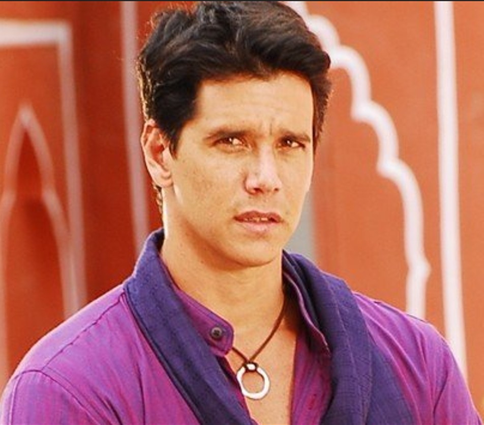 Assim, em 2009, deu vida ao protagonista Bahuan na novela das 21h “Caminho das Índias”, de Glória Perez. Entretanto, o personagem perdeu importância ao longo da trama, enquanto Rodrigo Lombardi ganhou protagonismo como Raj e se tornou o par romântico de Maya, personagem principal interpretada por Juliana Paes.
