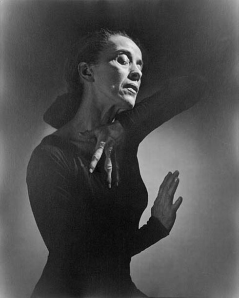 Martha Graham é considerada a mãe da dança moderna americana, criando uma técnica baseada na contração e liberação. Sua obra explorava emoções profundas e trouxe intensidade dramática ao palco, redefinindo a linguagem da dança. Influenciou gerações de bailarinos e coreógrafos, consolidando um estilo único.