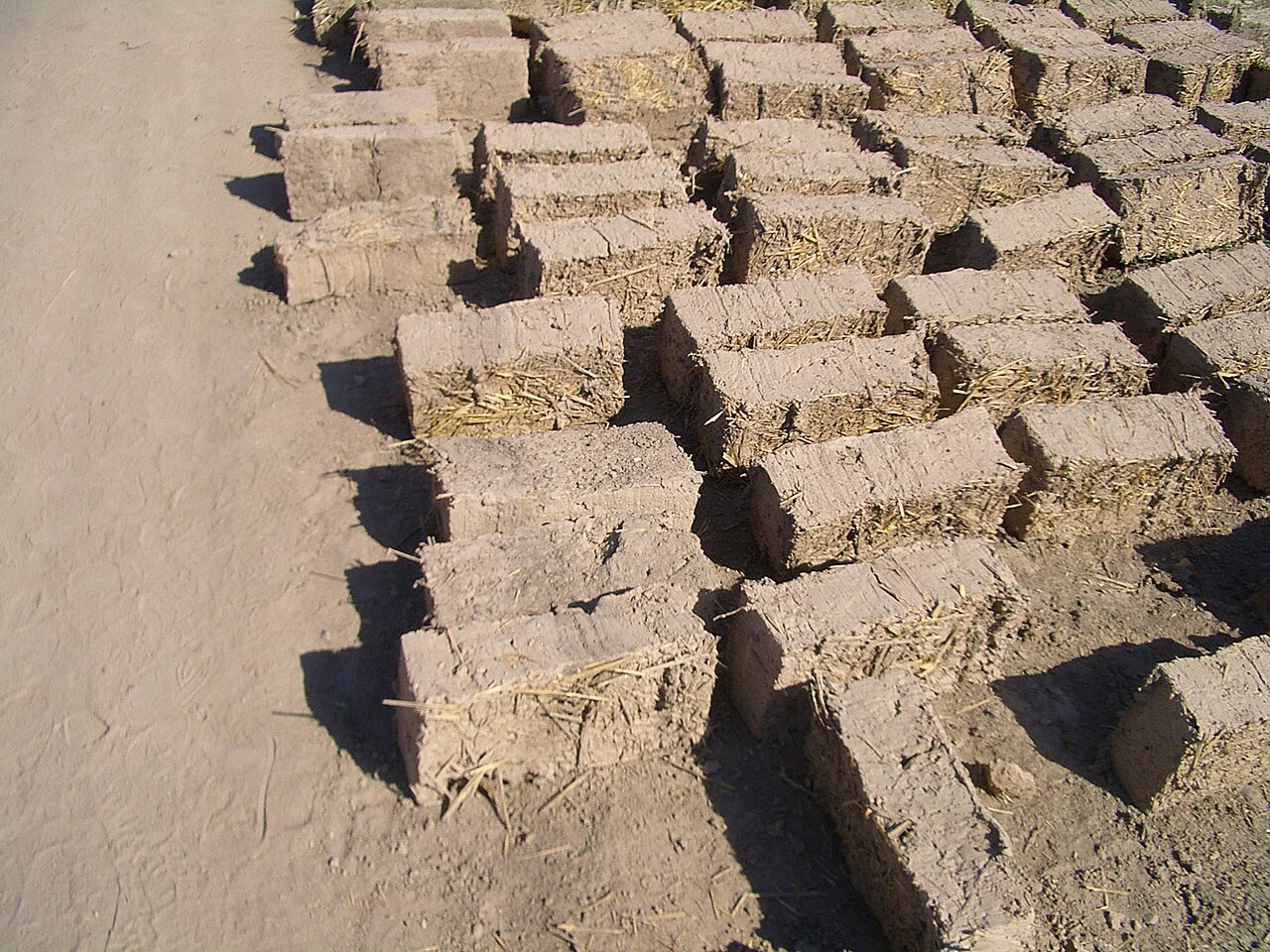 Após a mistura dos materiais, o adobe é moldado geralmente em formato de tijolos. Em seguida, esses “tijolos” modelados são deixados ao sol por vários dias até secarem completamente. Esse processo garante que o material adquira resistência suficiente para ser utilizado na construção, por isso esse tipo de material é mais comum em regiões de clima seco e quente, onde os recursos naturais disponíveis favorecem sua produção.
