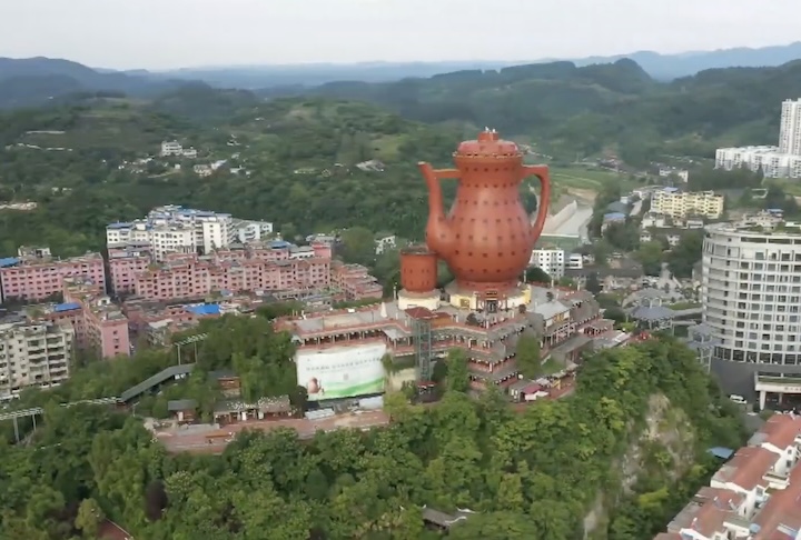 O prédio impressiona pelas dimensões: cerca de 73,8 metros de altura e aproximadamente 24 metros de diâmetro. A estrutura foi reconhecida pelo Guinness World Records como o maior monumento do mundo em formato de bule.