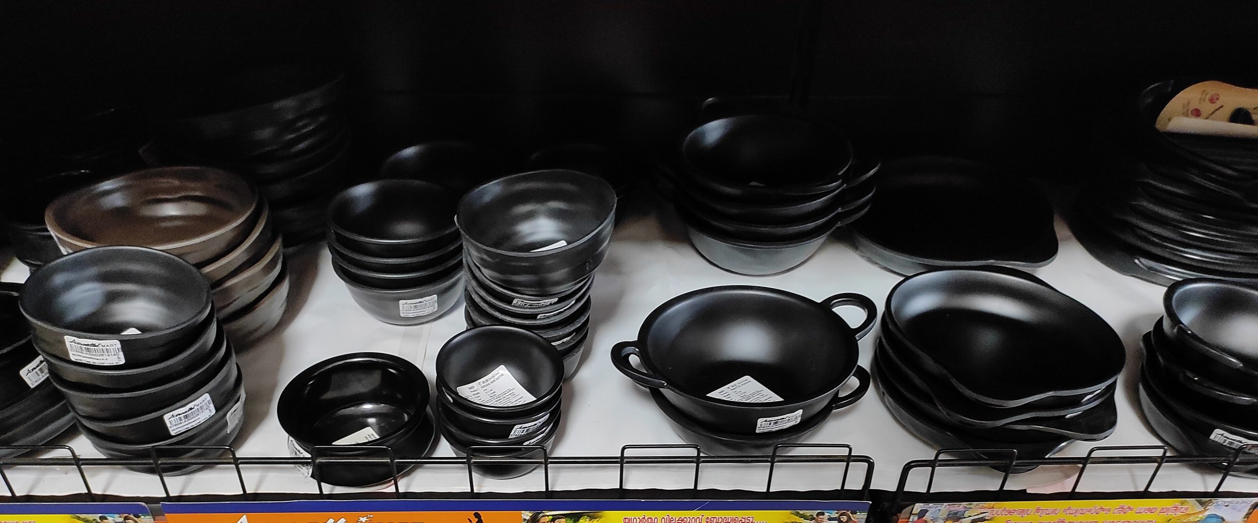 A melamina pode apresentar riscos à saúde dependendo da forma como é utilizada e por esse motivo é importante compreender suas características, aplicações e limitações. Conhecer os cuidados adequados no manuseio pode ajudar a evitar problemas e garantir um uso mais seguro no dia a dia. Então, é, basicamente, uma substância química alcalina composta majoritariamente por nitrogênio, e é muito usada na indústria para produzir plásticos, resinas e diversos tipos de materiais. Além dos utensílios de 