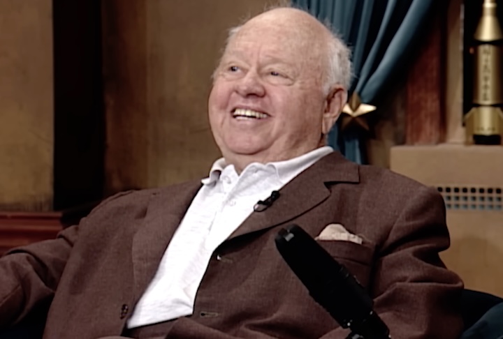 Mickey Rooney faleceu de causas naturais em 2014, aos 93 anos, deixando um legado impressionante — em mais de 340 produções — como um dos artistas mais produtivos e duradouros da história do cinema mundial.