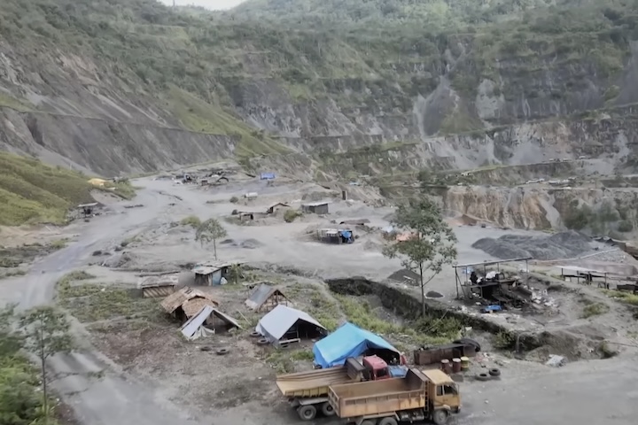 Quando a Papua-Nova Guiné conquistou sua independência, em 1975, a incorporação da ilha gerou insatisfação imediata, motivada por diferenças culturais e por laços mais próximos com regiões vizinhas, como as Ilhas Salomão. As tensões se intensificaram com a exploração da mina de Panguna, uma das maiores reservas de cobre do mundo. A população local passou a questionar a distribuição desigual dos lucros e os impactos ambientais provocados pela atividade, o que culminou em um conflito armado inicia