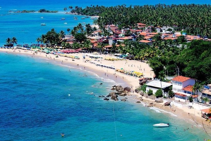 Morro de São Paulo, Bahia: O destino harmoniza o charme típico de um vilarejo com uma infraestrutura turística completa. Entre praias de águas cristalinas e uma vida noturna agitada com bares e festas, o local é ideal para quem busca uma variedade de experiências em uma mesma viagem.