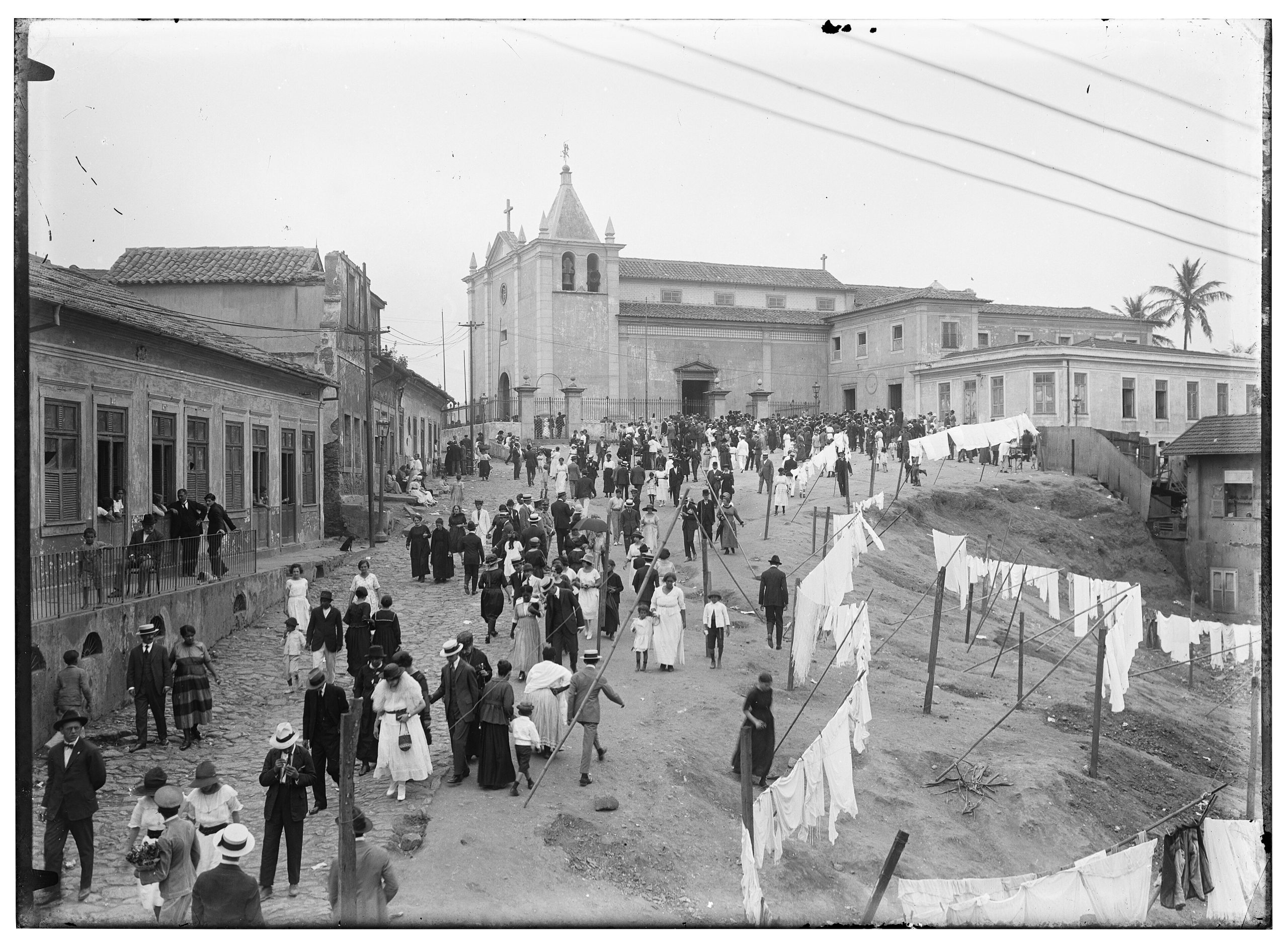 Aliás, essa história da sede é curiosa, porque, desde que a Arquidiocese do Rio de Janeiro foi criada, em 1676, ela não tinha um lugar próprio para funcionar, desse modo, usava igrejas emprestadas. Nos primeiros 58 anos, a sede funcionou em uma pequena igreja localizada no Morro do Castelo e, em 1734, mudou para a igreja de Santa Cruz dos Militares.
