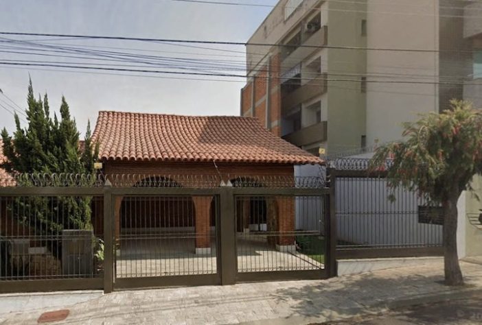 Muro gigante que bloqueia visão de condomínio residencial para quintal de casa em Passos (MG); estrutura existe desde 2001 - Reprodução/Google Street View