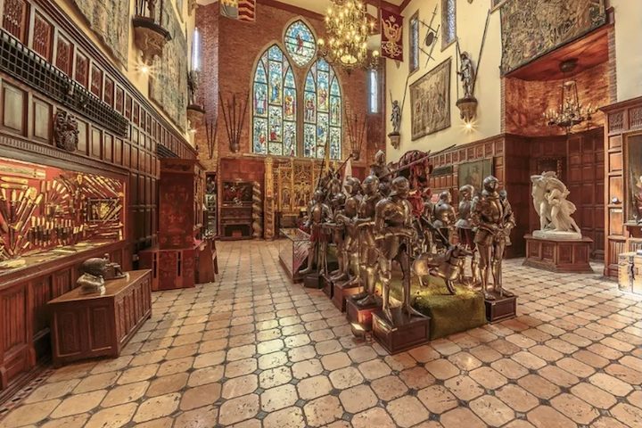 O edifício abriga uma vasta coleção que contempla milhares de itens históricos, como armaduras completas, armaria antiga e diversas expressões artísticas. A experiência dos visitantes é enriquecida por uma ambientação detalhista, composta por vitrais ornamentados e esculturas.    