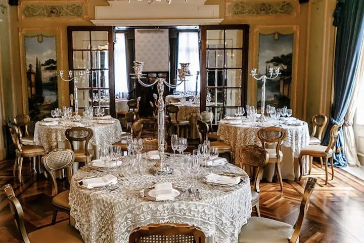 Erguido na década de 1920, o edifício possui um histórico nobre, tendo servido como residência de famílias tradicionais e cenário de grandes acontecimentos sociais ao longo das décadas.