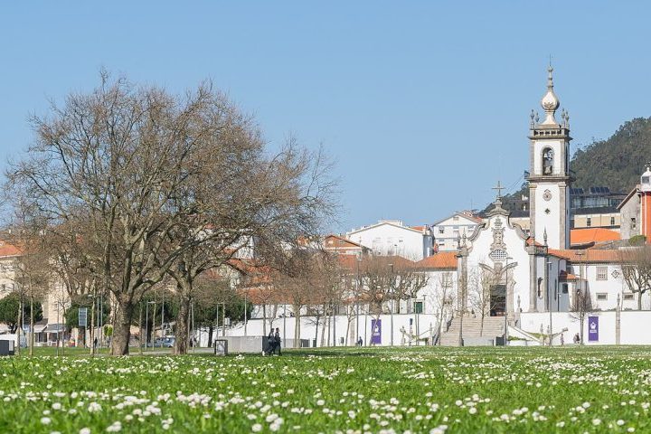 O clima é temperado, com verões amenos e invernos relativamente suaves, o que permite passeios agradáveis durante quase todo o ano pelas suas avenidas largas e jardins bem cuidados. Os estaleiros navais continuam a ser uma marca importante da economia e da identidade da comunidade. 