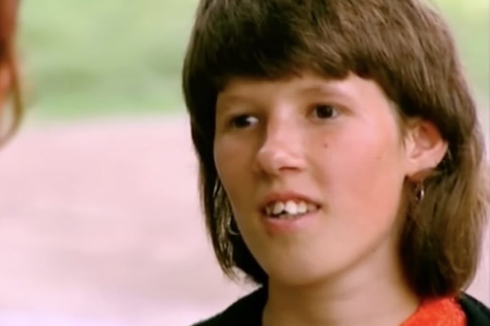 Oxana Malaya, a menina que viveu entre cães na Ucrânia - Reprodução/YouTube