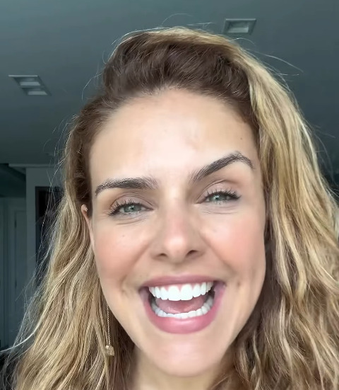 Saiba mais, a seguir, sobre Paloma Bernardi. Nascida no dia 21 de abril de 1985, em São Paulo, Bernardi é uma atriz, empresária, bailarina e radialista brasileira conhecida por atuar em novelas da TV Globo e Record, como “Viver a Vida”, “Insensato Coração”, “Salve Jorge”, “A Terra Prometida” e “Apocalipse”.