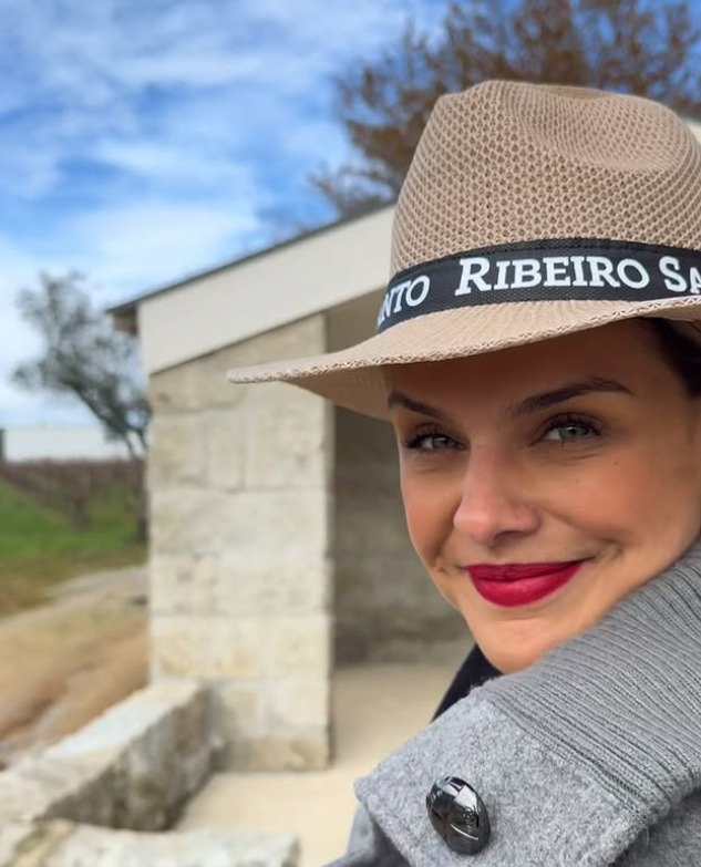 Filha do empresário Nestor Bernardi e da artista plástica e ex-bailarina do Balé Popular de Recife, Dil Bernardi, ela, em dezembro de 2005, concluiu o curso Técnico de Ator pelo Senac, com a apresentação da peça “Faces D’Alma”. Também se formou em Rádio e TV, em 2006, pela Universidade Metodista de São Paulo, em São Bernardo.
