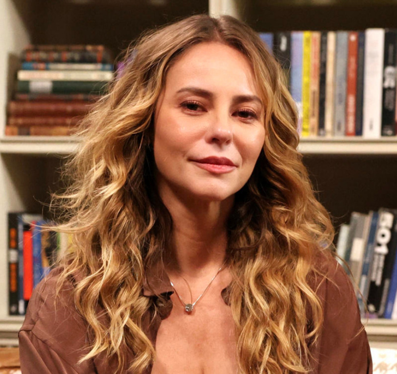 Em 2025, decidiu deixar o posto de rainha de bateria da Grande Rio para se dedicar à família, após o diagnóstico de demência frontotemporal de seu pai, e ao remake de 