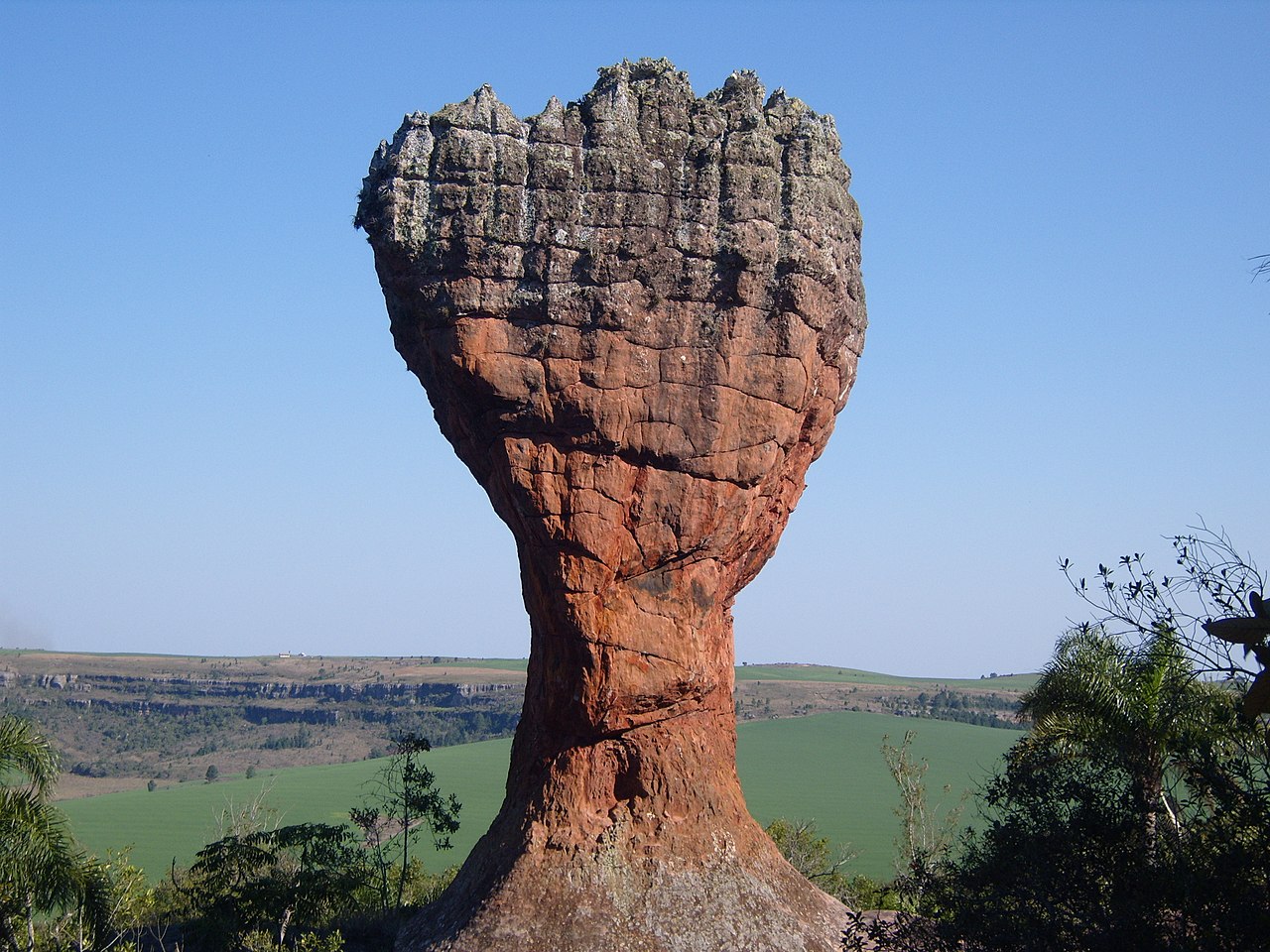 O Parque Estadual de Vila Velha, localizado no Paraná, abriga impressionantes esculturas naturais de arenita. Nessas formações, o desgaste provocado pelo vento desenhou formas curiosas, o que atrai milhares de pessoas do mundo inteiro que desejam observar essas belezas naturais de perto.
