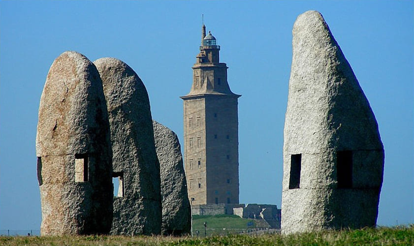 Construída entre os séculos I e II d.C., a torre foi projetada pelos romanos para guiar embarcações que navegavam pelo Atlântico. Sua função inicial era estratégica, pois a região de Brigantium era um importante ponto comercial e militar.