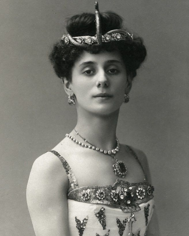 Anna Pavlova encantou plateias no início do século 20 com sua leveza e emoção, tornando-se uma das bailarinas mais célebres de sua época. A artista russa ficou imortalizada pelo papel em “A Morte do Cisne”, que se tornou símbolo da delicadeza e da dramaticidade do balé clássico. Sua carreira internacional ajudou a popularizar a dança em diferentes continentes, levando o balé a públicos que antes não tinham acesso e consolidando sua imagem como ícone mundial.