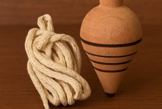 O pião: um brinquedo milenar e sua evolução ao longo do tempo
