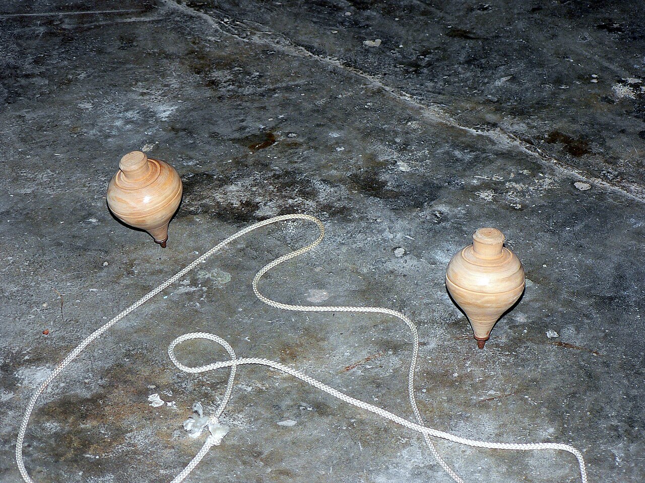 Também há registros do pião na Grécia Antiga e na Roma Antiga. Em Roma, por exemplo, rodar o pião era um jogo de sorte e funcionava da seguinte maneira: Desenhava-se no chão um grande círculo dividido em dez partes numeradas, cada uma associada a uma pontuação e o objetivo era lançar o pião no centro e observar em qual pontuação ele pararia.