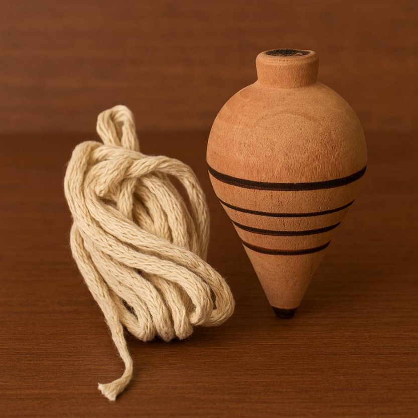 Independentemente da sua idade, provavelmente você já viu ou ouviu falar do pião, também chamado de pinhão em algumas regiões do Brasil, um brinquedo tradicional em forma de cone que gira sobre a própria ponta. A associação mais comum é com aqueles objetos feitos de madeira com uma ponta de metal. Ele funciona com o uso de uma corda enrolada ao redor do corpo. Quando a corda é puxada, o pião começa a girar no chão e se mantém equilibrado. Por isso, a brincadeira exige habilidade e coordenação mo -  (crédito: Divulgação)
