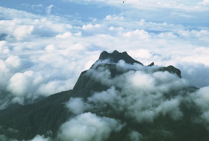 As condições climáticas apresentam alta umidade nas áreas mais baixas e temperaturas relativamente mais frias nas partes elevadas, o que torna a expedição exigente do ponto de vista físico e logístico, especialmente por causa das chuvas frequentes. 