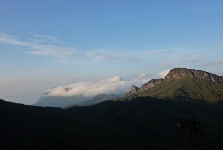 O acesso ao local permaneceu restrito durante décadas por razões ambientais e estratégicas, já que a região também integra territórios tradicionais da Terra Indígena Yanomami, para quem a montanha possui grande valor espiritual e cultural para os povos originários, sendo conhecida como Yaripo, a “montanha dos ventos”.