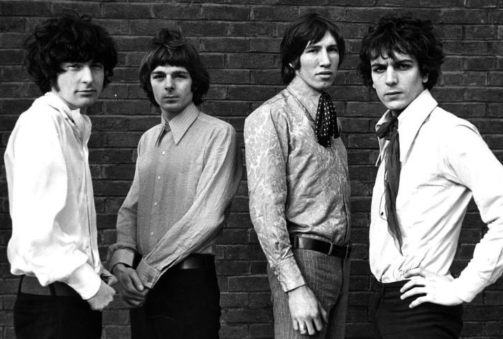 Problemas de saúde de Syd Barrett levaram à entrada de David Gilmour, fato que marcou uma nova fase artística da banda. A partir desse momento, Roger Waters assumiu papel central na direção conceitual das obras do grupo.
